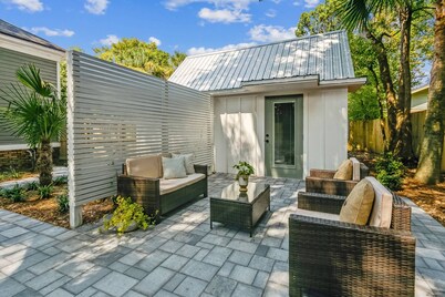 Peaches Place is a Beautiful New Guest House - Heart of East Hill - Fast WiFi - Private Back Yard