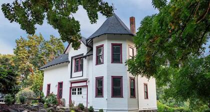 Lovely 2 Bedroom Carriage House Unit with Loft