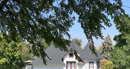 Lovely 2 Bedroom Carriage House Unit with Loft