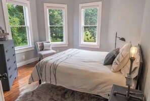 3 makuuhuonetta, työpöytä, ilmainen Wi-Fi, vuodevaatteet