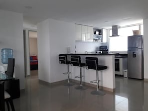 Refrigerador, microondas, horno y parrilla de estufa 