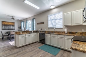 Frigorifero, microonde, forno, piano cottura