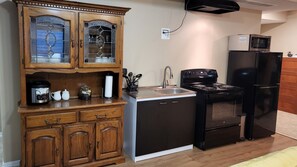 Réfrigérateur, four à micro-ondes, un four, surface de cuisson