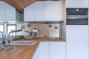 Refrigerador, microondas, placa de cocina, lavavajillas