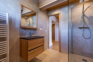 Comfort Apartment, Ensuite, Mountain View (Le Passon) | Bathroom shower - Résidence Le Panorama - Megève (Megeve)