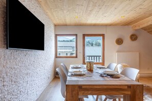 Departamento Confort, baño en la habitación, vista a la montaña (Le Passon) | Comedor