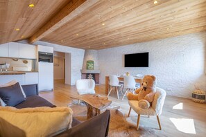 Departamento Confort, baño en la habitación, vista a la montaña (Le Passon) | Sala de estar | Televisión de pantalla plana de 40 pulgadas con canales vía satélite 