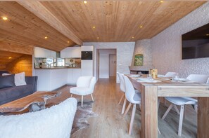 Comfort Apartment, Ensuite, Mountain View (Le Passon) | Private kitchen | Fridge, microwave, stovetop, dishwasher - Résidence Le Panorama - Megève (Megeve)