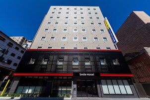 Ein Hotel mit einer modernen Fassade, mehreren Etagen und einem markanten Eingang.