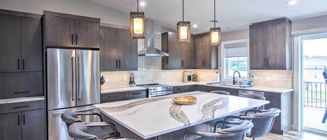Fridge, microwave, stovetop, dishwasher