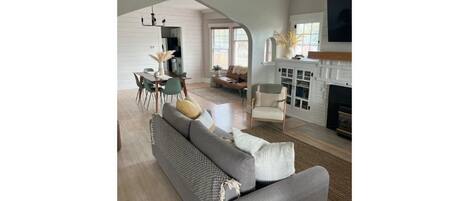 Smart TV, chimenea, futbolito y libros