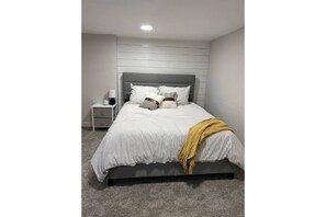 4 soverom, skrivebord, strykejern/-brett og reiseseng for barn