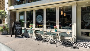 Een café met terras, een bord waarop 