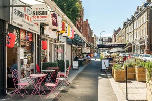 Outdoor dining - Fantastic 3 Bedroom Flat West Hampstead (London)