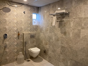 Habitación clásica | Baño | Regadera, regadera tipo lluvia, amenidades de baño gratuitas, toallas