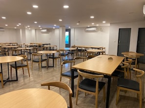 Desayuno continental (INR 200 por persona)