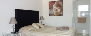 Deluxe Double Room | Laptop workspace, iron/ironing board, free WiFi, bed sheets - Porky's Motel Rockhampton (Rockhampton)