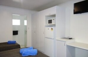 Kahden hengen deluxe-huone (yksi tai kaksi sänkyä), 1 makuuhuone | Kannettavalle tietokoneelle sopiva työtila, silitysrauta/-lauta