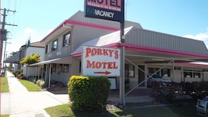 Motel Porky's com um aviso indicando quarto disponível.