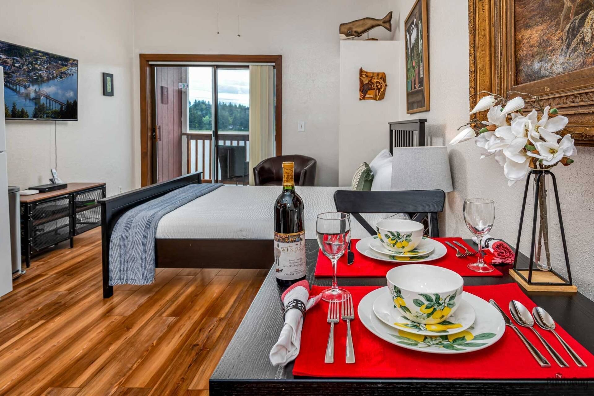 Beautiful Condo in Old Town Florence. Private Balcony overlooking the siuslaw river.