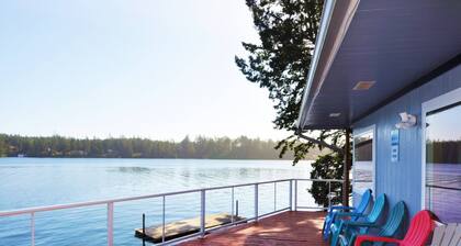 New Listing! Adorable lakefront cabin, private dock, hot tub, gas grill, amazing views