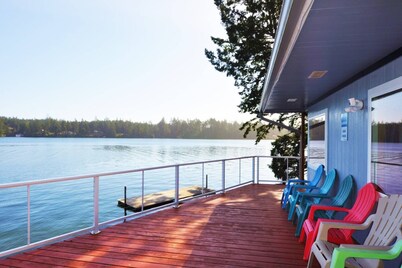 New Listing! Adorable lakefront cabin, private dock, hot tub, gas grill, amazing views