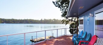 New Listing! Adorable lakefront cabin, private dock, hot tub, gas grill, amazing views