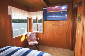4 bedrooms, iron/ironing board, WiFi - New Listing! Adorable lakefront cabin, private dock, hot tub, gas grill, amazing views (Florence)