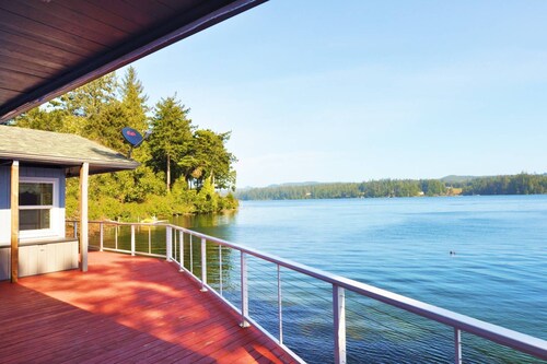 New Listing! Adorable lakefront cabin, private dock, hot tub, gas grill, amazing views