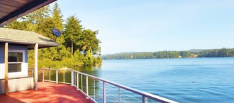 New Listing! Adorable lakefront cabin, private dock, hot tub, gas grill, amazing views