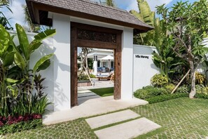 Exterior detail - Villa Royal Canggu Secluded 6BR Luxury Walking Distance to Echo Beach (Canggu)