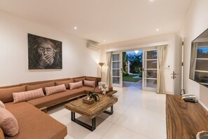 TV - Villa Royal Canggu Secluded 6BR Luxury Walking Distance to Echo Beach (Canggu)