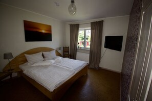 3 Schlafzimmer, Schreibtisch, Bügeleisen/Bügelbrett, Reisekinderbett