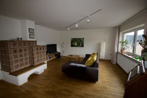 Smart-TV, Kamin, DVD-Player, Bücher