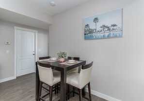 Dining - Luxury tastefully furnished 2 Bedroom Guest Suite in Calgary (Calgary)