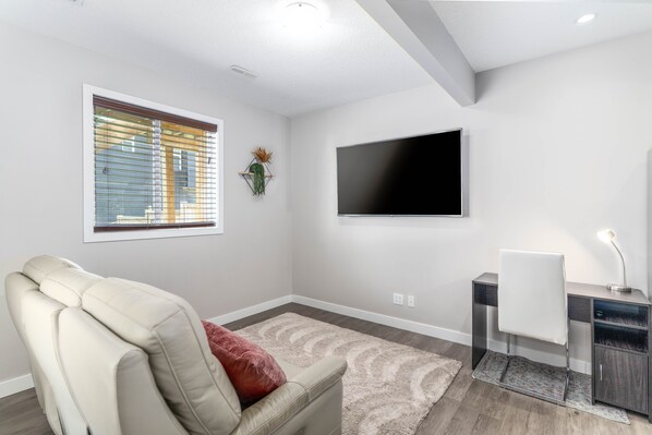 Interior - Luxury tastefully furnished 2 Bedroom Guest Suite in Calgary (Calgary)