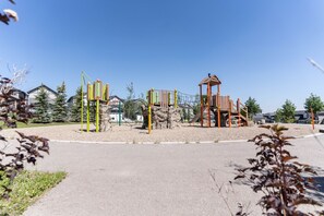 Exterior - Luxury tastefully furnished 2 Bedroom Guest Suite in Calgary (Calgary)