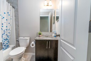 Bathtub, hair dryer, towels, soap - Luxury tastefully furnished 2 Bedroom Guest Suite in Calgary (Calgary)