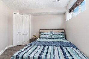 2 bedrooms, desk, iron/ironing board, free WiFi - Luxury tastefully furnished 2 Bedroom Guest Suite in Calgary (Calgary)