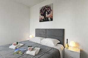 Apartamento standard, vários quartos (Santi Apartment Few Min From Lake) | 1 quarto, Wi-Fi de cortesia, roupa de cama