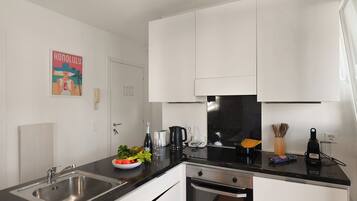 Lägenhet Standard - flera sovrum (Santi Apartment Few Min From Lake) | Eget kök | Kylskåp, ugn, spishäll och kaffe- och tebryggare