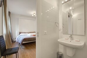 Estudio estándar (Lean Home) | Baño | Ducha, secador de pelo, bidé y toallas