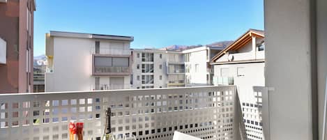 Standard Apartment, Multiple Bedrooms (Santi Apartment Few Min From Lake) | Outdoor dining