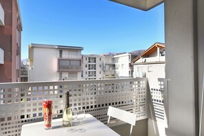 Lägenhet Standard - flera sovrum (Santi Apartment Few Min From Lake) | Restaurang utomhus