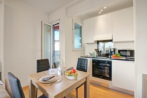 Refrigerador, horno, placa de cocina, cafetera/tetera