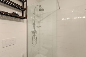Standard-Apartment, Mehrere Schlafzimmer (Santi Apartment Few Min From Lake) | Badezimmer | Dusche, Haartrockner, Bidet, HandtĂŒcher
