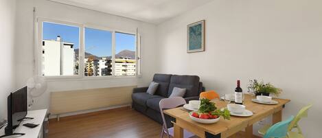 Standard Apartment, Multiple Bedrooms (Santi Apartment Few Min From Lake) | Dining