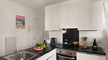 Refrigerador, horno, placa de cocina, cafetera/tetera
