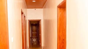 ميني بار ومكتب ومساحة عمل للكمبيوتر المحمول وواي فاي مجانًا