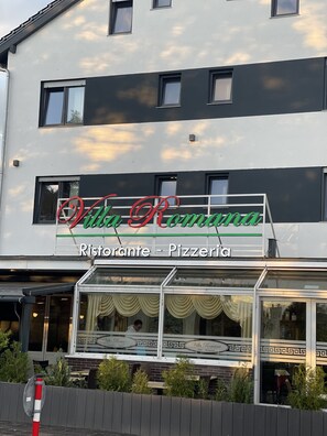 Front of property - Hotel Restaurant Villa Romana (Hainburg)